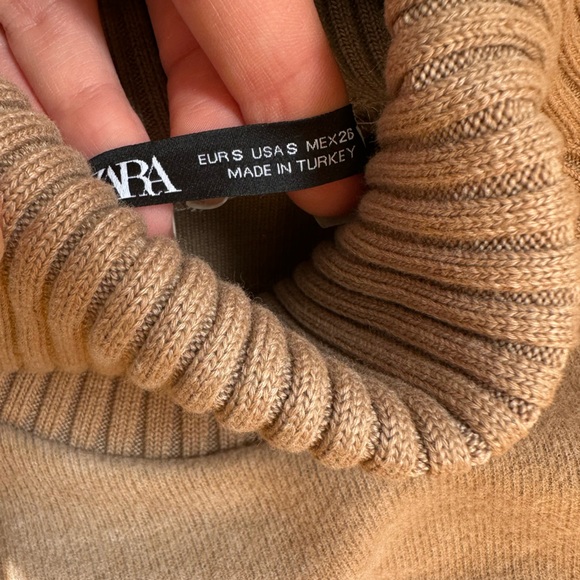 ZARA Sleeveless Knit Mock Neck - Picture 3 of 3